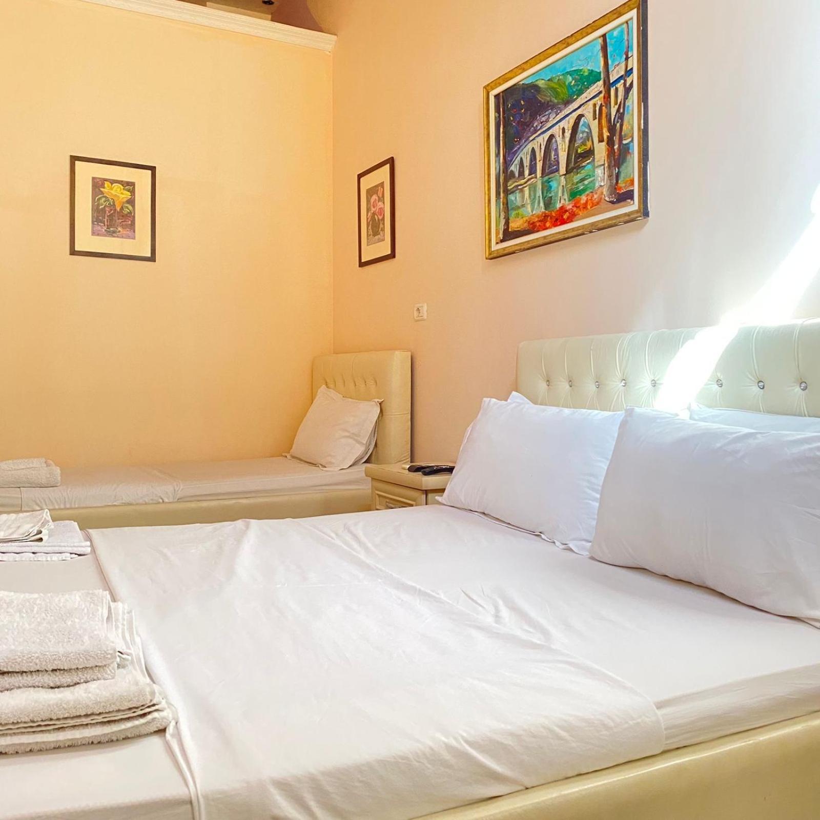 Hotel Pasarela Berat Exterior photo
